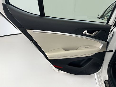 Used 2025 Genesis G70 2.5T image 27