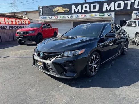 Used 2019 Toyota Camry SE FWD image 1
