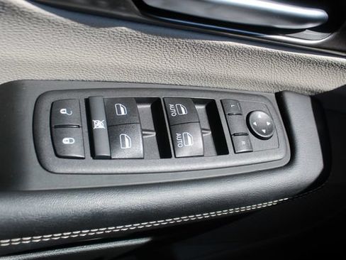 Used 2024 Chrysler Pacifica Touring-L FWD image 13