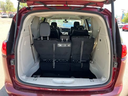 Used 2019 Chrysler Pacifica Touring-L FWD image 9