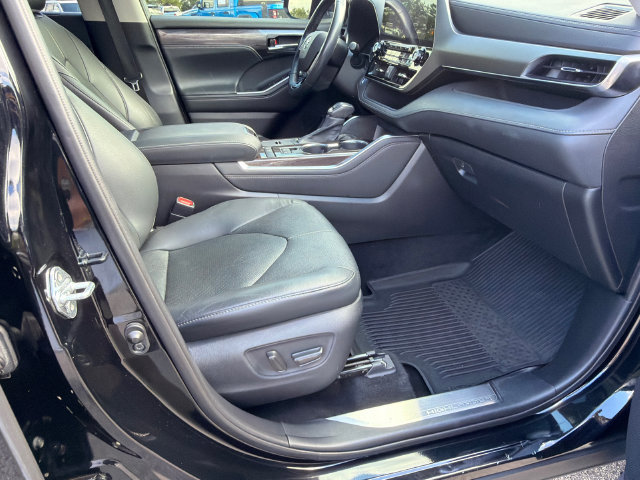 Used 2021 Toyota Highlander Limited FWD image 13