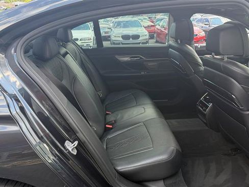 Used 2018 BMW 750i RWD image 17