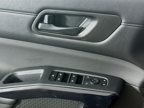 Used 2025 Nissan Pathfinder SV FWD image 15