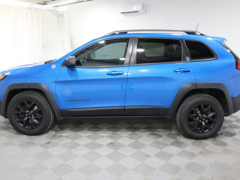 Used 2018 Jeep Cherokee Trailhawk w/ Comfort/Convenience Group AWD/4WD image 30