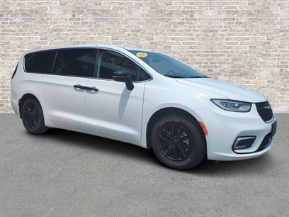 Used 2024 Chrysler Pacifica Touring-L
