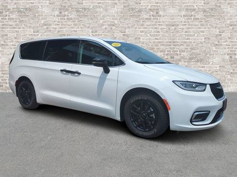Used 2024 Chrysler Pacifica Touring-L FWD image 1