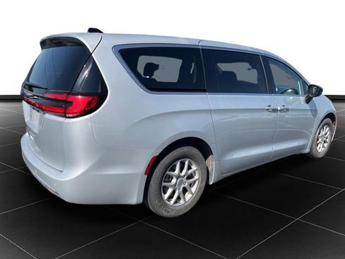 Used 2024 Chrysler Pacifica Touring-L FWD image 4