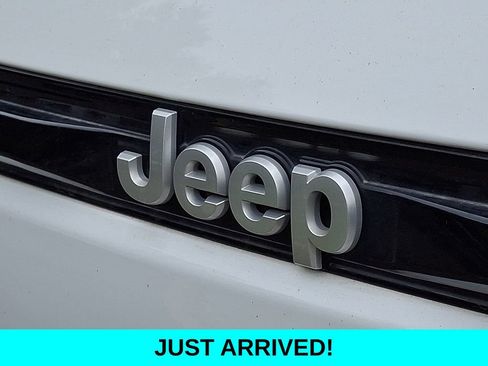 Used 2024 Jeep Grand Cherokee Laredo X w/ Trailer Tow Package AWD/4WD image 31