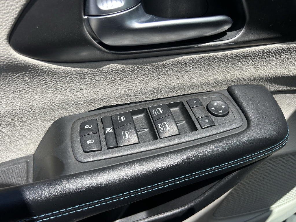 Used 2021 Chrysler Pacifica Touring-L FWD image 23