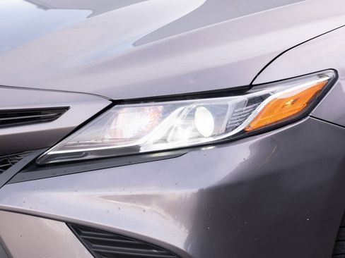 Used 2018 Toyota Camry SE image 18