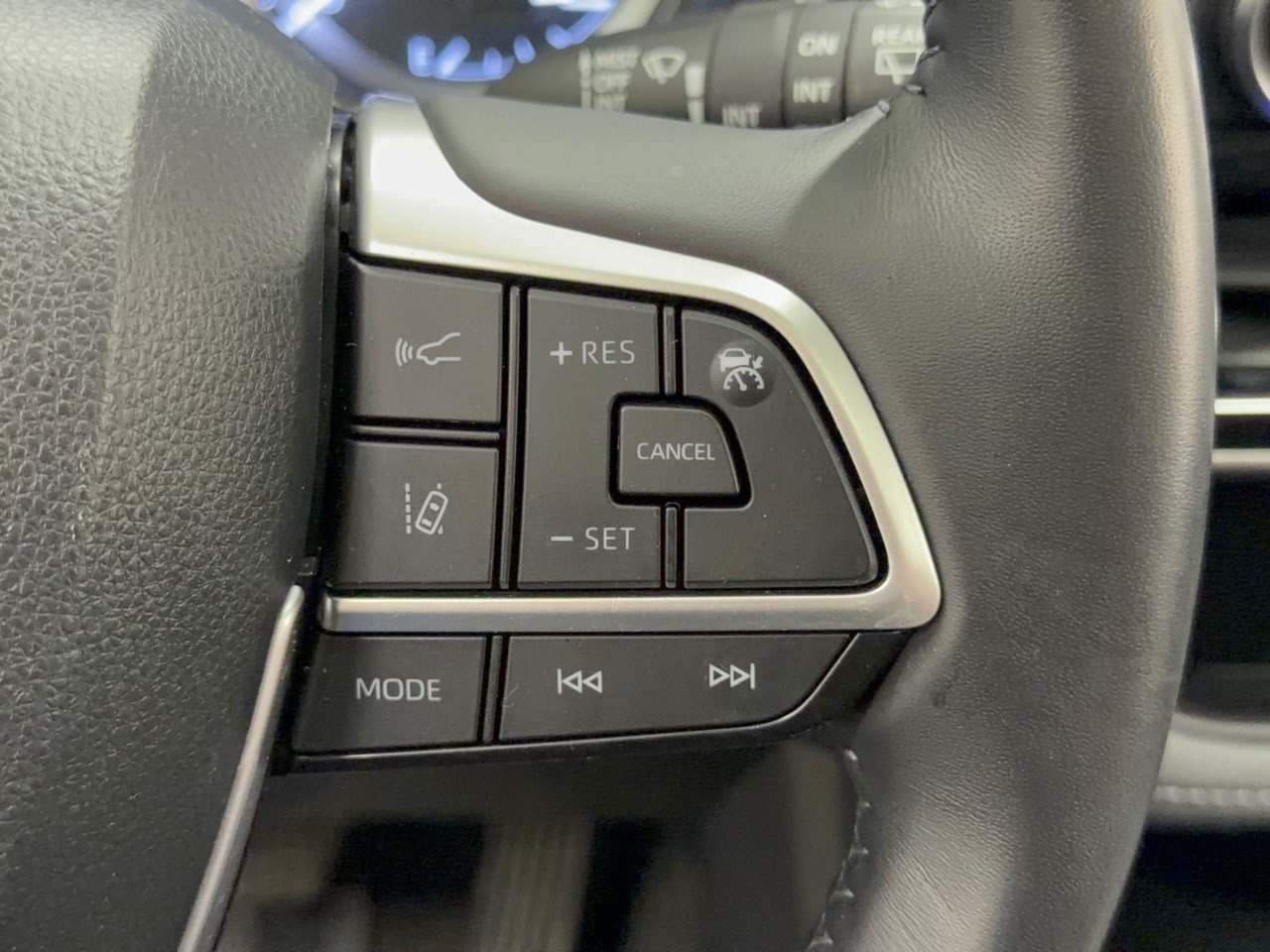Used 2023 Toyota Highlander XLE AWD/4WD image 19