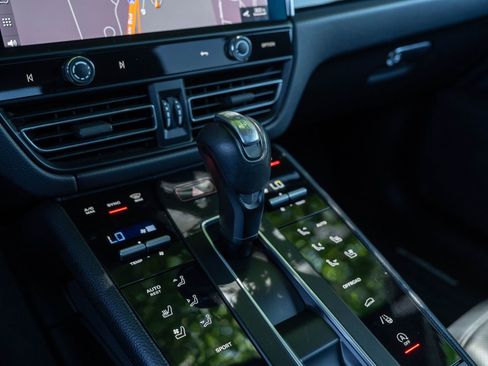 Certified 2023 Porsche Macan AWD/4WD image 29