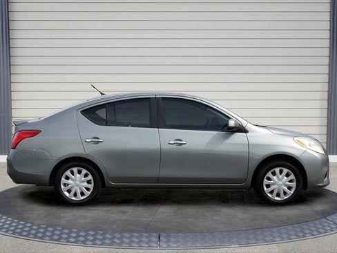 Used 2013 Nissan Versa SV FWD image 8
