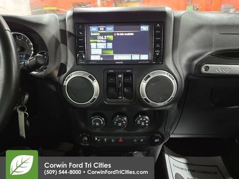 Used 2015 Jeep Wrangler Unlimited Sahara w/ Connectivity Group image 19