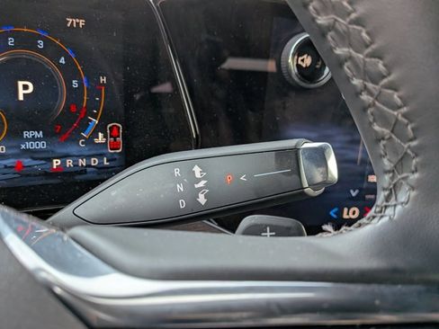 Used 2025 Chevrolet Suburban Z71 image 11