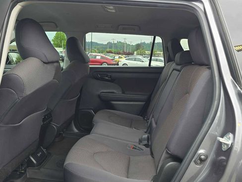 Used 2023 Toyota Highlander LE FWD image 18