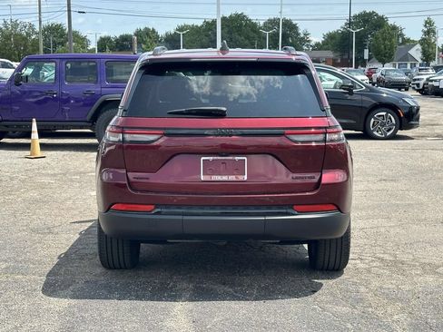 Used 2023 Jeep Grand Cherokee Limited w/ Black Appearance Package AWD/4WD image 5