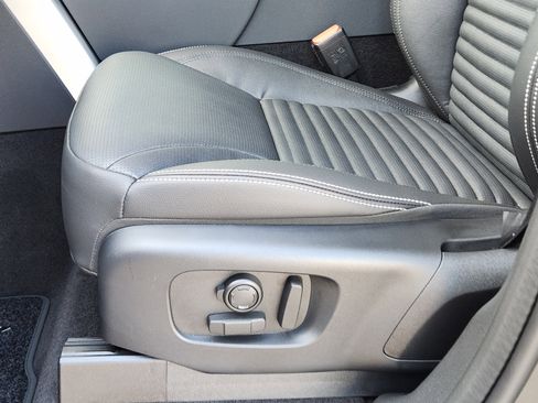 New 2025 Land Rover Discovery S image 24