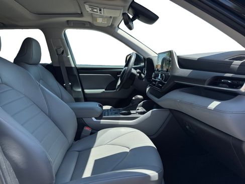 Used 2022 Toyota Highlander XLE AWD/4WD image 17