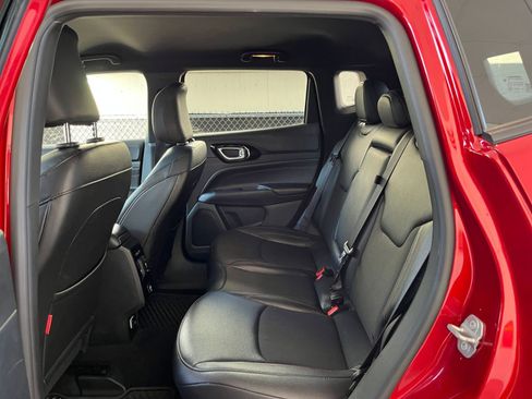 Used 2025 Jeep Compass Trailhawk image 36