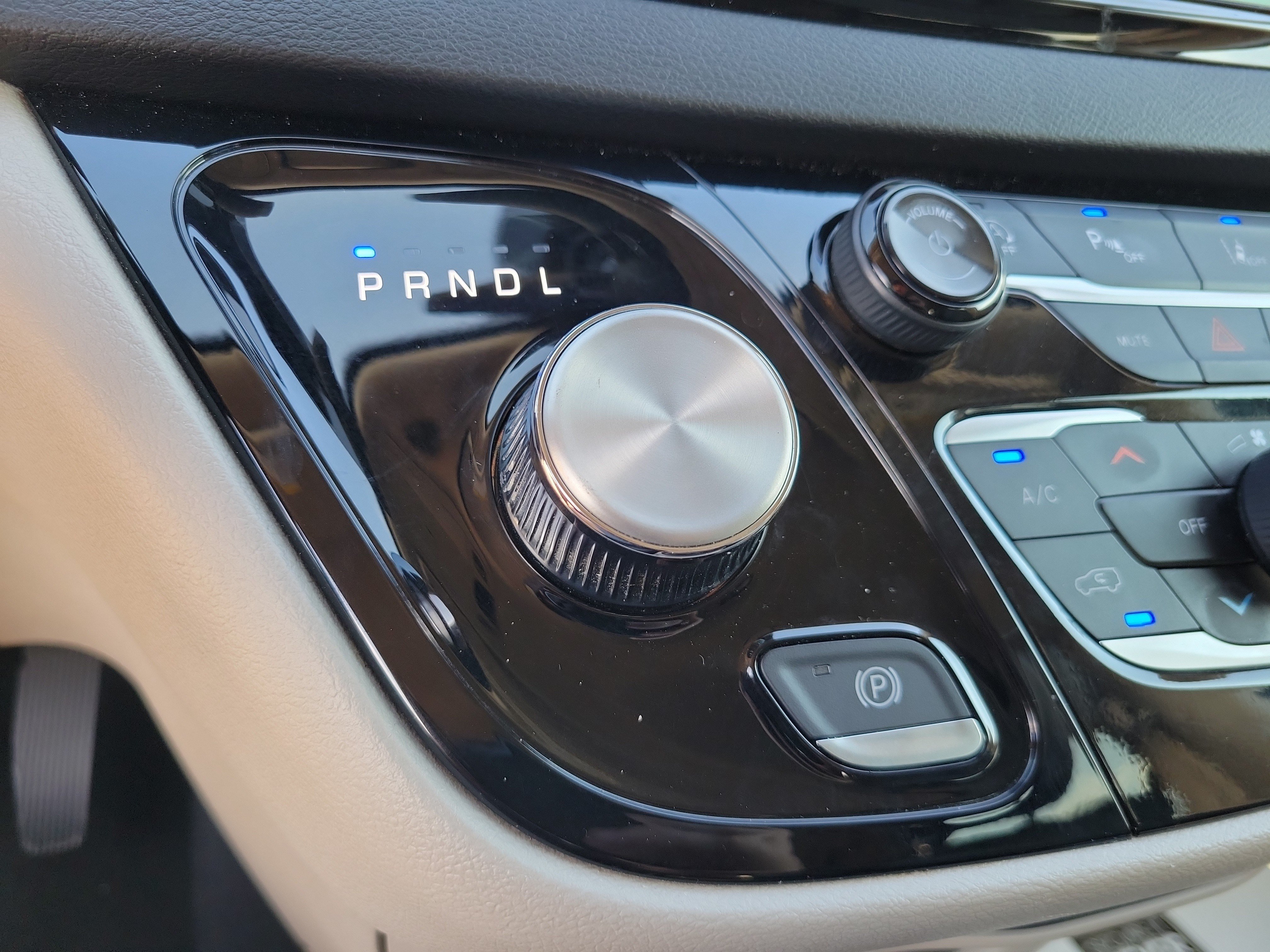 Used 2024 Chrysler Pacifica Touring-L FWD image 18