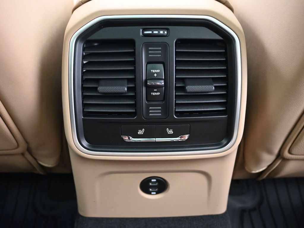 Certified 2026 Porsche Macan AWD/4WD image 8