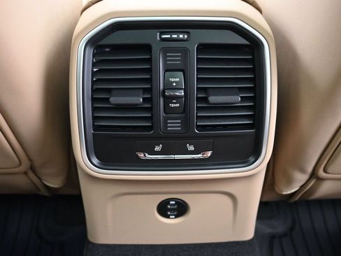 Certified 2026 Porsche Macan AWD/4WD image 8
