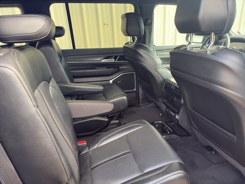Used 2024 Jeep Wagoneer Series III AWD/4WD image 4