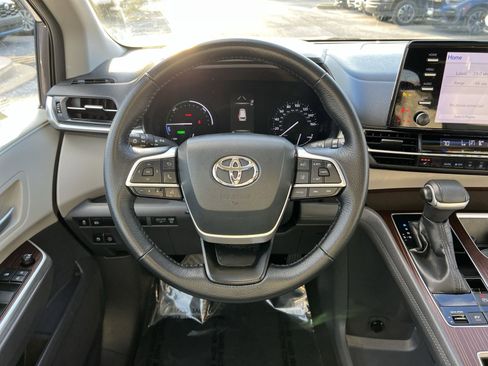 Used 2022 Toyota Sienna XLE image 16