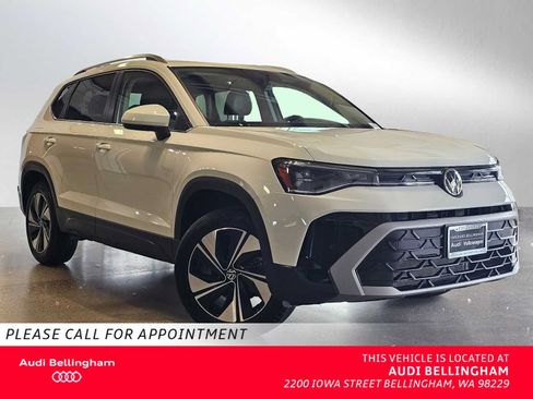 Used 2025 Volkswagen Taos SE AWD/4WD image 1
