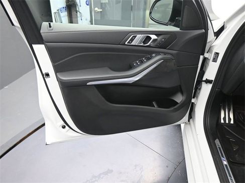 Used 2022 BMW X5 xDrive40i w/ M Sport Package image 17