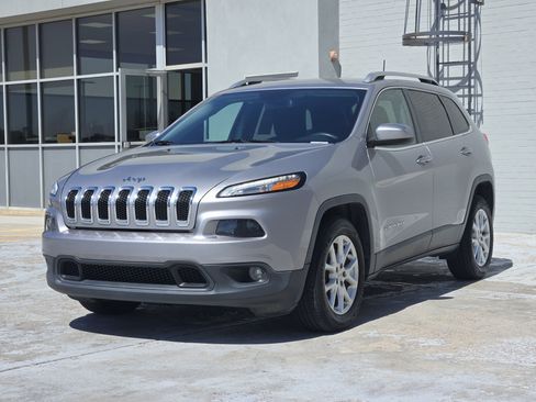 Used 2018 Jeep Cherokee Latitude image 3