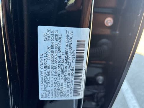 Used 2025 Honda Pilot Sport image 23