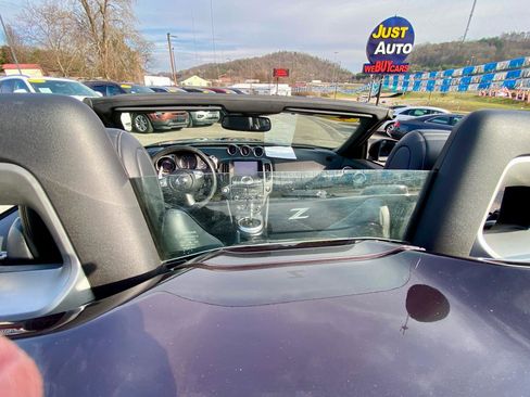 Used 2016 Nissan 370Z Touring RWD image 16