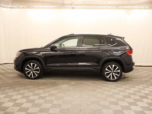 Used 2024 Volkswagen Taos SE FWD image 2