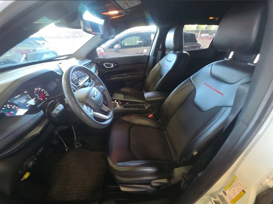 Used 2025 Jeep Compass Trailhawk AWD/4WD image 13