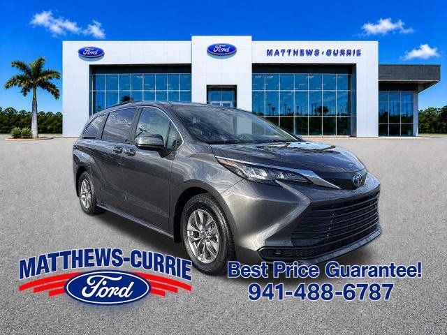 Used 2025 Toyota Sienna LE w/ LE Plus Package FWD image 1