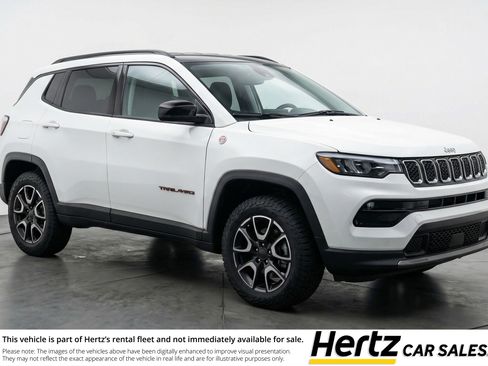 Used 2025 Jeep Compass Trailhawk image 1