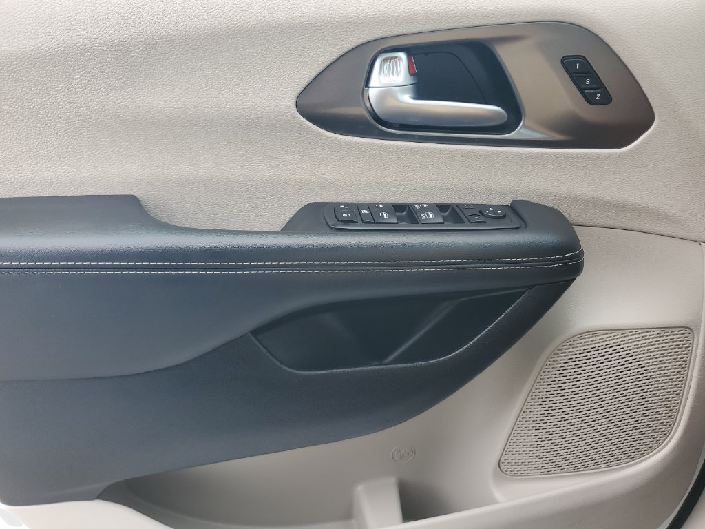 Used 2024 Chrysler Pacifica Touring-L FWD image 18