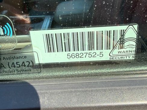 Used 2025 Kia Carnival FWD image 2