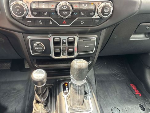 Used 2019 Jeep Wrangler Unlimited Sahara w/ Cold Weather Group AWD/4WD image 19