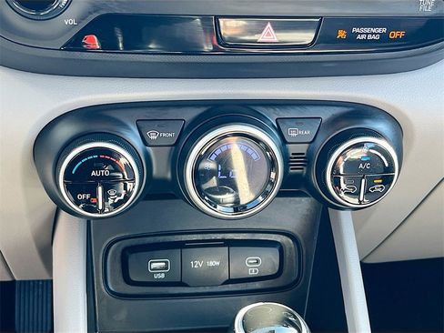 Used 2025 Hyundai Venue SEL image 15