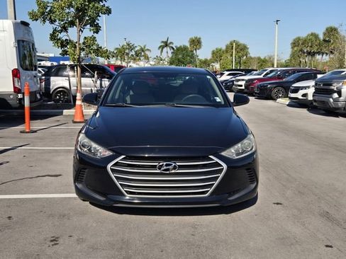 Used 2017 Hyundai Elantra SE image 2