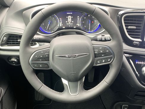 New 2026 Chrysler Pacifica Select image 18