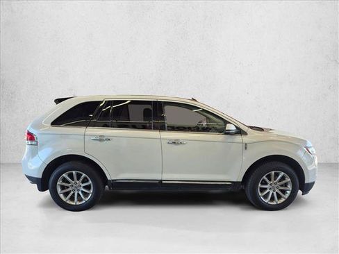 Used 2013 Lincoln MKX FWD image 4