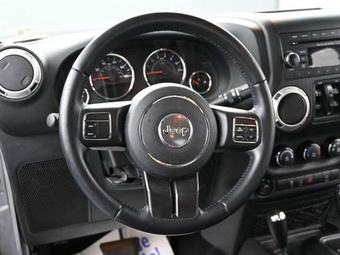 Used 2018 Jeep Wrangler Unlimited Sahara AWD/4WD image 28