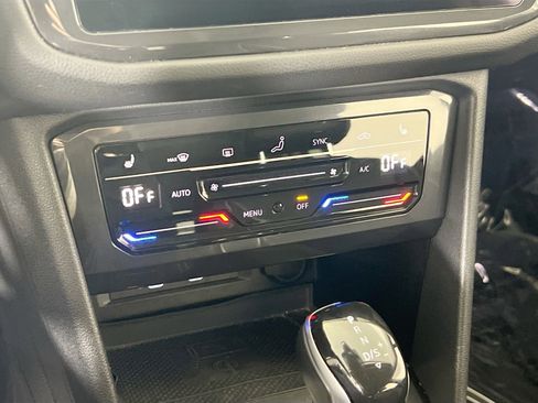 Used 2022 Volkswagen Tiguan SE image 15