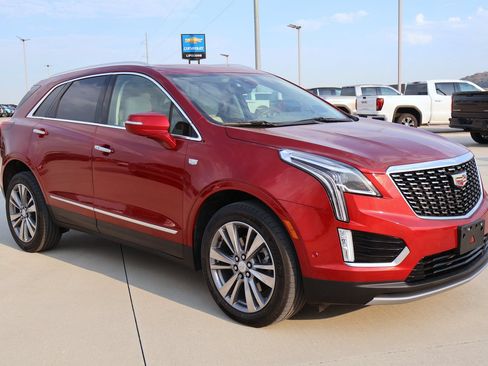 Used 2024 Cadillac XT5 Premium Luxury w/ Technology Package FWD image 4