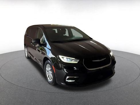 Used 2024 Chrysler Pacifica Touring-L FWD image 3