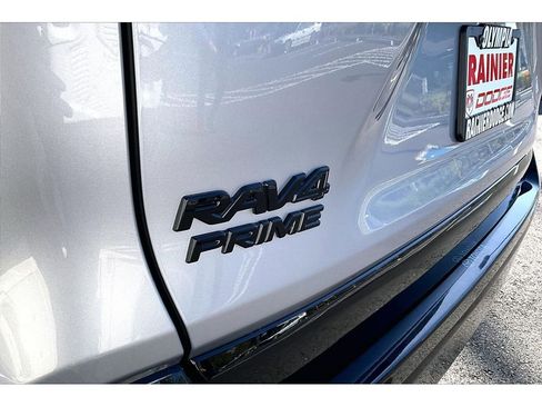 Used 2022 Toyota RAV4 SE w/ Weather & Moonroof Package AWD/4WD image 8